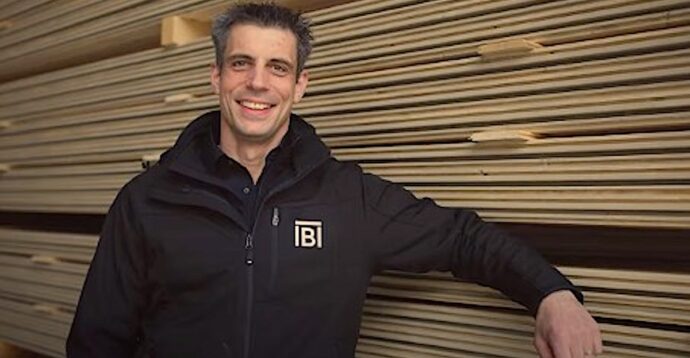 Joe Blättler, CEO von Blättler Holzbau GmbH, in seinem Werk.