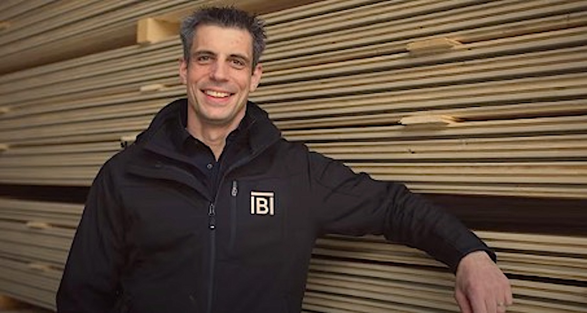 Joe Blättler, CEO von Blättler Holzbau GmbH, in seinem Werk.